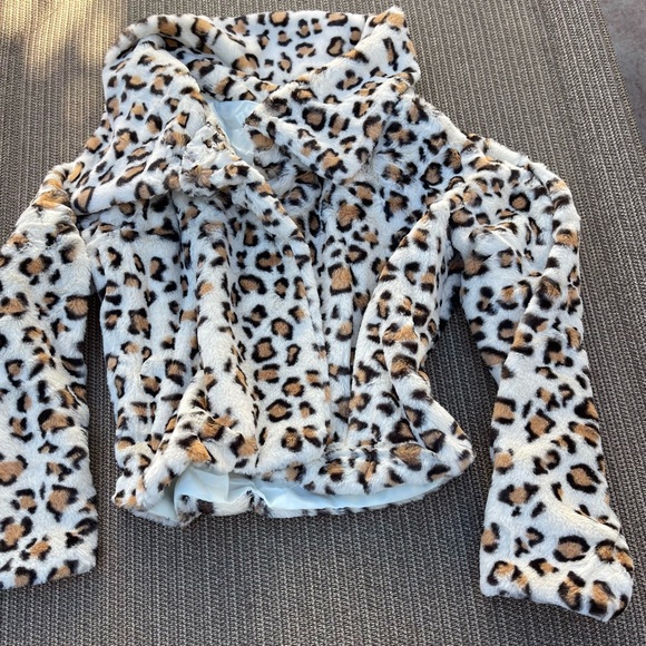 Faux fur leopard print jacket beige
Various sizes - Picture 2 of 5